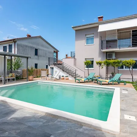 Superior House With Pool بولا