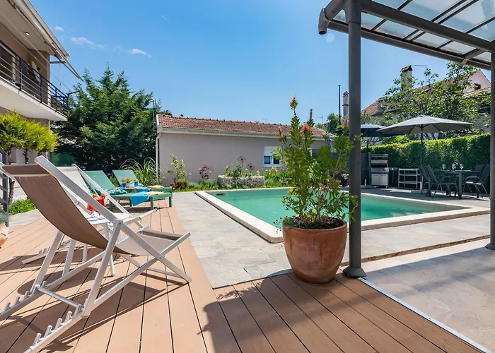 Lägenhet Superior Apartment With Private Pool Pula