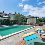 Superior With Private Pool Apartament Pula